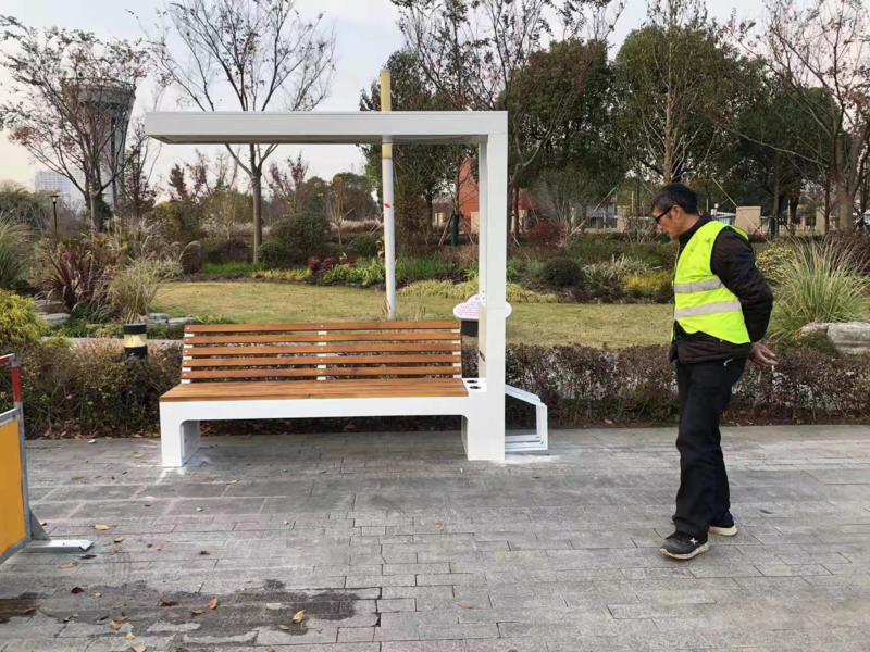 助力智慧城市建设，光伏充电智慧座椅亮相上海街道社区